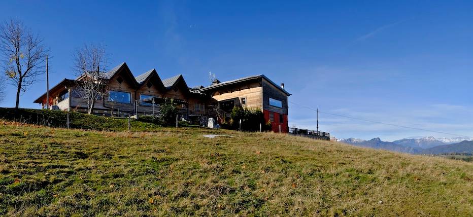 Il Rifugio Kübelek (1220 m) ha tutto il fascino del rifugio di alta montagna e la bellezza dell’Altopiano dei Sette Comuni